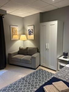 una sala de estar con un sofá y una cama en APARTAMENTO FONTE DO CRISTO, en Porriño 3 fotos más