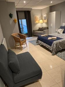 una sala de estar con una cama y un sofá en APARTAMENTO FONTE DO CRISTO, en Porriño