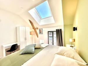 Ένα ή περισσότερα κρεβάτια σε δωμάτιο στο Villa Luceo Périgord 10p Piscine Clim