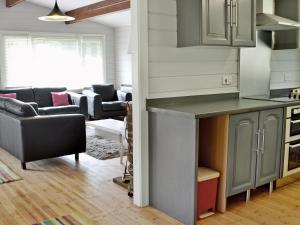 BradworthyにあるRoscarrockのキッチン、リビングルーム(キッチンアイランド付)