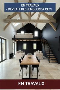 ein Esszimmer mit einem Tisch und einer Treppe in der Unterkunft Villa Luceo Périgord 10p Piscine Clim in Coly + 28 Fotos