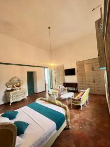 a large bedroom with a large bed and chairs at Paraíso Real in Buga