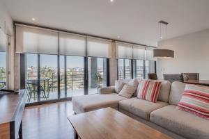 a living room with a couch and a table at Elegante apartamento 3 recamaras Juriquilla in Juriquilla +1 photo