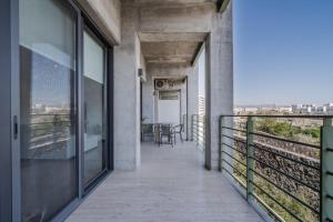 a balcony with a view of the city at Elegante apartamento 3 recamaras Juriquilla in Juriquilla