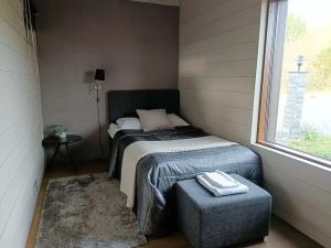 ein kleines Zimmer mit zwei Betten und einem Fenster in der Unterkunft Naava Resort Luppo - Upea huvila järvinäkymällä in Ähtäri