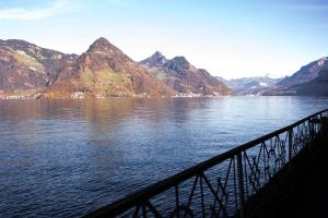 ブオクスにあるCharming studio by Lake Lucerneの山を背景に架かる橋