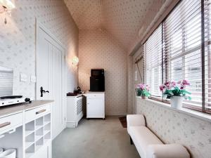 een woonkamer met een bank en een raam bij Cottage 1 - Uk46611 in Broughton +12 foto's