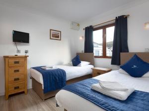 ロクサムにあるGrebeのベッド2台とテレビがあるホテルの部屋