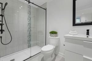 Koupelna v ubytování Villa Grands Hotel Near IGI Airport + 16 fotografií