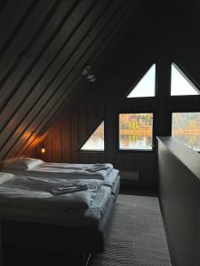 um quarto com 2 camas e 2 janelas em Shaman Village - Resort & Glass Igloos em Rovaniemi