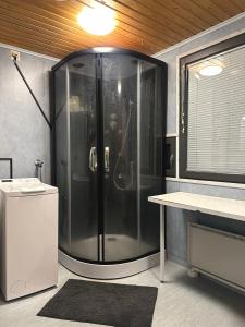 um chuveiro em um banheiro com pia e balcão em Shaman Village - Resort & Glass Igloos em Rovaniemi