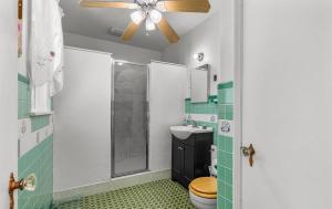 ein Bad mit einem WC und einem Deckenventilator in der Unterkunft Luxury Five-Bedroom Riverfront Villa with Private Pool in Daytona Beach