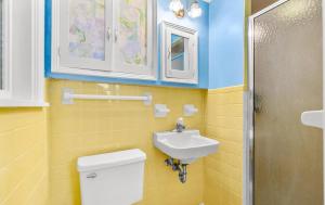 ein Badezimmer mit Toilette und Waschbecken in der Unterkunft Luxury Five-Bedroom Riverfront Villa with Private Pool in Daytona Beach