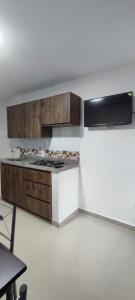 eine Küche mit Herd und Kühlschrank in der Unterkunft Amplio Apartamento Renovado 150m2 para Familias, Grupos o Delegaciones Deportivas - Estadio Atanasio Girardot in Medellín