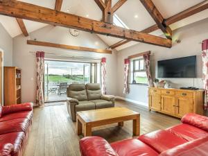 ein Wohnzimmer mit Sofa und Fernseher in der Unterkunft Stack View Cottage in Holyhead