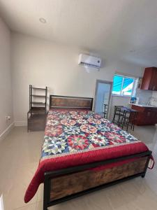 um quarto com uma cama com uma colcha colorida em Miramar's Studio em Miramar