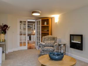 een woonkamer met een stoel en een tafel bij The Police Station - Uk45642 in Silloth