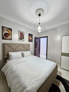 Ένα ή περισσότερα κρεβάτια σε δωμάτιο στο Sky View Tanger