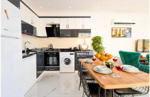 Una cocina con una mesa de madera y un comedor. en Villa karya, en Kas