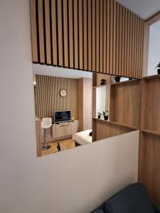 a room with a bed and a mirror at Apartman Pahuljica in Pale