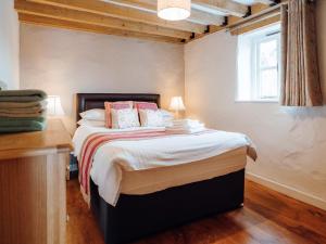 a bedroom with a bed and a window at St David's Lodge - Uk6738 in Lydstep