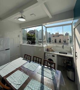 a kitchen with a table and chairs and a window at 4 quartos Conforto e silêncio no coração de BH in Belo Horizonte