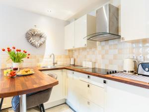 Kuchyň nebo kuchyňský kout v ubytování Bwthyn Bach + 11 fotografií