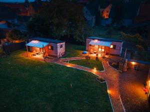 辛斯海姆Peryton Houses -Chalets zum Wohlfühlen的夜间从空中俯瞰院子里的两间小屋