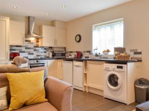 een keuken met wasmachine en droger bij Croft Cottage 1 - Uk10587 in Stillington