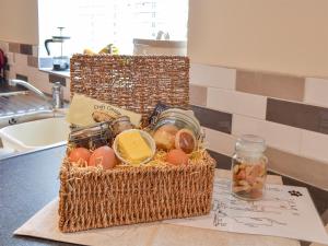 een mandje met eieren en ander voedsel op een aanrecht bij Croft Cottage 1 - Uk10587 in Stillington