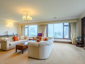 WoolastonにあるUk34469 - Orchard Lodgeのソファ2つとテーブルのあるリビングルーム