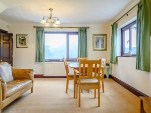 WoolastonにあるUk34469 - Orchard Lodgeのテーブルと椅子とソファのあるリビングルーム