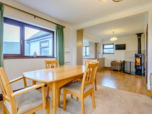 WoolastonにあるUk34469 - Orchard Lodgeの木製のテーブルと椅子のあるダイニングルーム