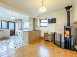 WoolastonにあるUk34469 - Orchard Lodgeの暖炉付きのオープンキッチン