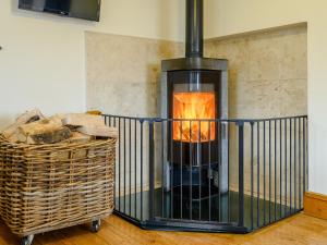 WoolastonにあるUk34469 - Orchard Lodgeのバスケット付きの部屋の暖炉 +13枚の写真