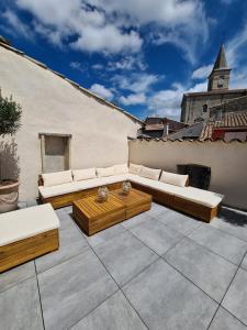 a patio with couches and a table on a building at LE ROOFTOP PROVENÇAL in Taulignan