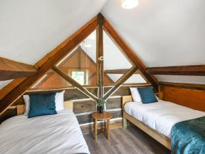 Habitación con 2 camas en un ático en Orchard Barn - Uk47458, en Chetton 14 fotos más
