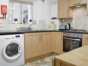 a kitchen with a washer and a dishwasher at Laal Yan in Keswick