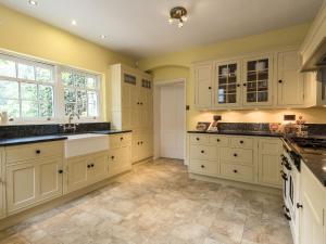 Wainfleet All SaintsにあるNortholme Hallのタイルフロアのキッチン(白いキャビネット付)