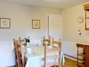 ein Esszimmer mit Tisch und Stühlen in der Unterkunft Honey Cottage in Auchnarrow
