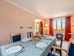 een eetkamer met een tafel met borden en wijnglazen bij Cwmfron House in Llanidloes