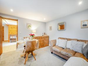 LlansilinにあるCoed Y Gaer Annexe - Uk43776のソファとテーブルのあるリビングルーム +24枚の写真