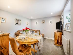 LlansilinにあるCoed Y Gaer Annexe - Uk43776のテーブルとテレビのあるリビングルーム