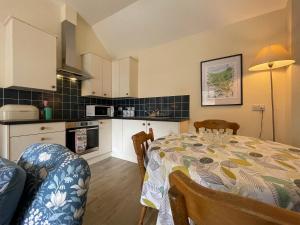 FarrにあるFarr Outのキッチン(ダイニングルームテーブル、テーブル、椅子付) +9枚の写真