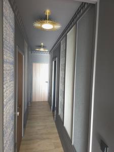 a corridor of a hallway with a hallway at ATELIER DE BERCK - Gîte 6p avec Parking GRATUIT & TERRASSE in Berck-sur-Mer