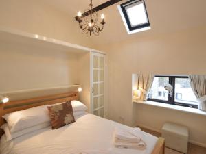 Postel nebo postele na pokoji v ubytování 7 Torwood Gables