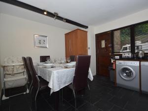 Posezení v ubytování 7 Torwood Gables