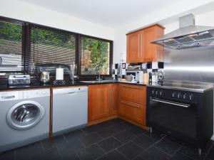 Kuchyň nebo kuchyňský kout v ubytování 7 Torwood Gables