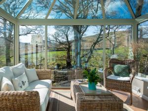 un salón acristalado con sofá y sillas frente a una ventana en Lookin How, en Dockray 13 fotos más