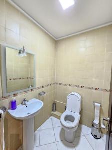 un baño con inodoro y lavabo en Beach View Appartement, en Tánger